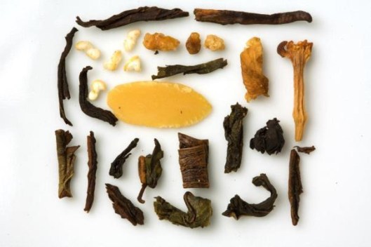 natural-ingredients-of-autumn-sonata-tea-including-almond-pieces-cactus-blossoms-and-vanilla-pieces